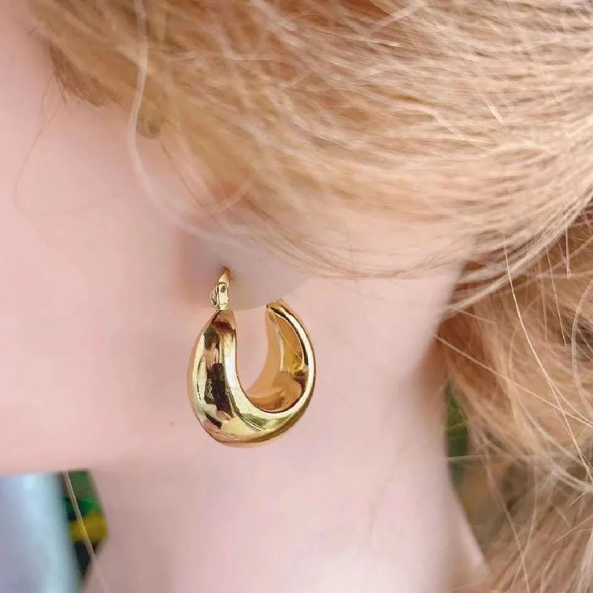 Classic Crescent Hoop Earring for Women – 18K Gold Plated Copper Round Hoops - Earrings - Cadeau Craft